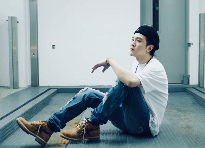 近日方威捷惹上官非，遭控性侵未满16岁少女及骚扰受害人，认罪后被判监40个月。