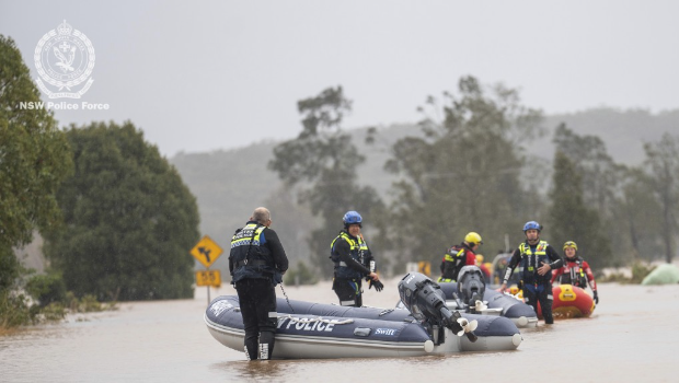 澳洲救援人员出动橡皮艇救人。