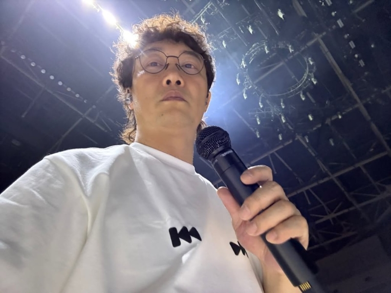 陈奕迅被传死讯后,昨日终于晒相报平安,他身处高雄巨蛋进行彩排。 陈奕迅被传死讯后,昨日终于晒相报平安,他身处高雄巨蛋进行彩排。