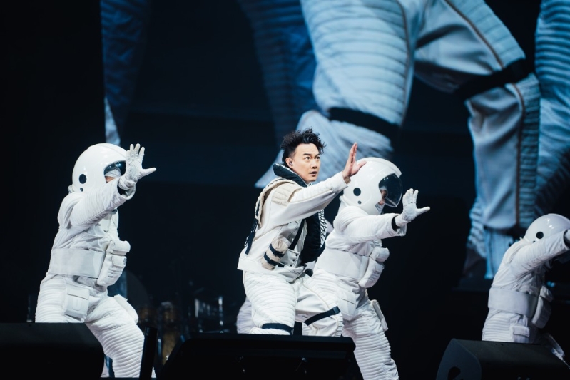 陈奕迅因确诊新冠肺炎而无奈将演唱会延期举行。 陈奕迅因确诊新冠肺炎而无奈将演唱会延期举行。