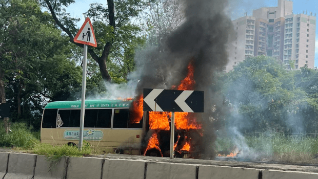 现场火势猛烈，黑烟冲天。