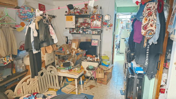 涉事单位大约300呎左右，电视上面亦贴有多张死者与女儿的生活照，两人笑容满面，非常温馨