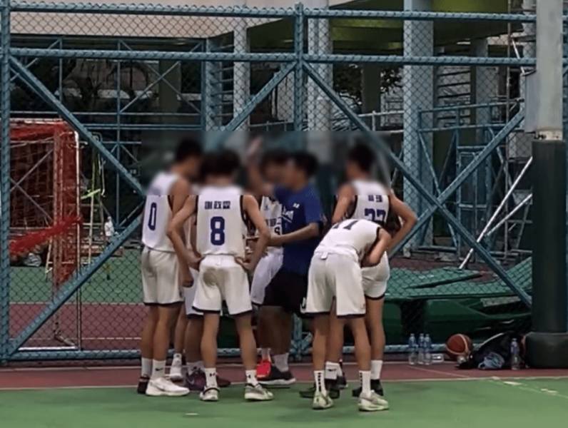 3号球员被教练举手“批踭”。