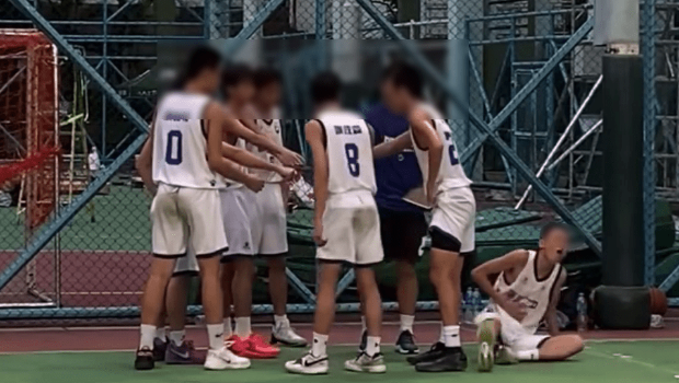 11号球员痛苦倒地。