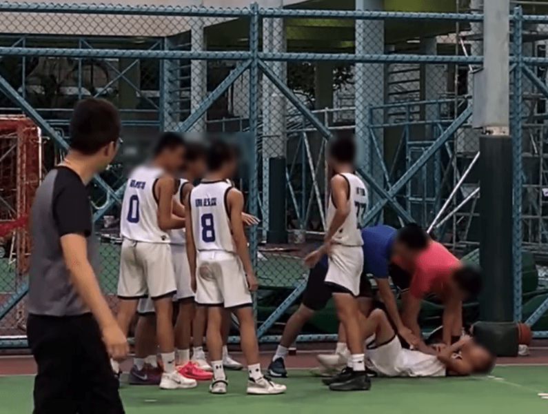 教练见状查看情况。