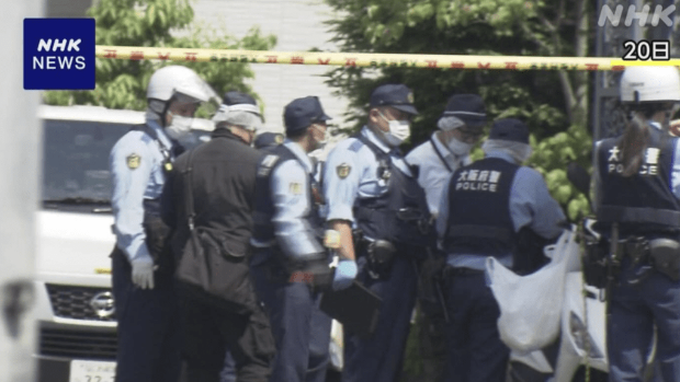 警员到案发单位调查。 警员到案发单位调查。