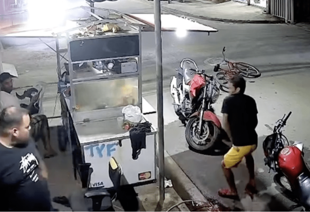 男子大为惊恐,不断喊话似向路边的人求助,但没有人理会他 男子大为惊恐,不断喊话似向路边的人求助,但没有人理会他