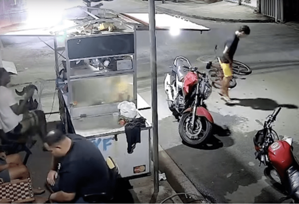 但很快便见到他的裤浪渗出血水,男子大为惊恐 但很快便见到他的裤浪渗出血水,男子大为惊恐