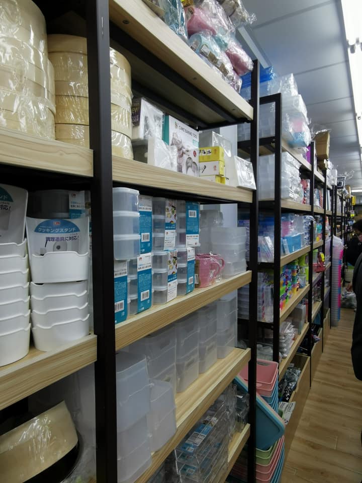 执笠仓主力卖家庭杂货、小型家电,如手提风扇、卡通周边、平价文具、手机充电线等。 执笠仓主力卖家庭杂货、小型家电,如手提风扇、卡通周边、平价文具、手机充电线等。