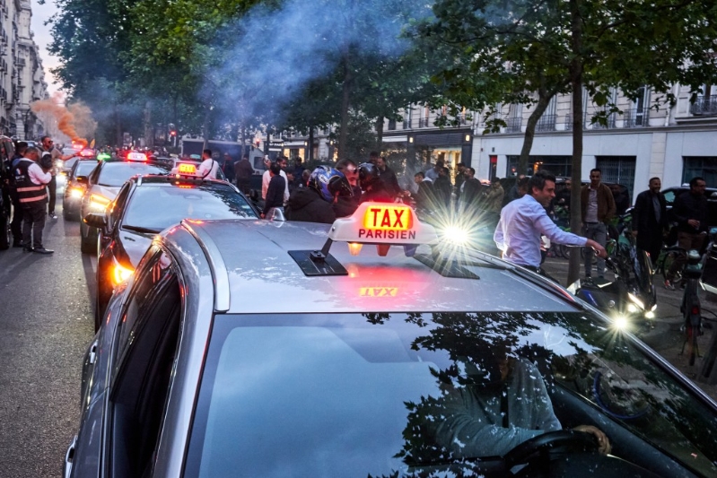 法国的士司机在街头抗议。法新社