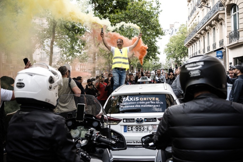 法国的士司机在街头抗议。