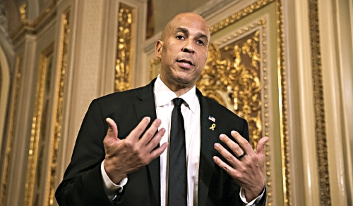 联邦法官及其家属面对日益增加的安全威胁，民主党新泽西州参议员布克提出法案，建议由首席大法官及联邦司法会议任命法警局局长，以加强自卫。 美联社