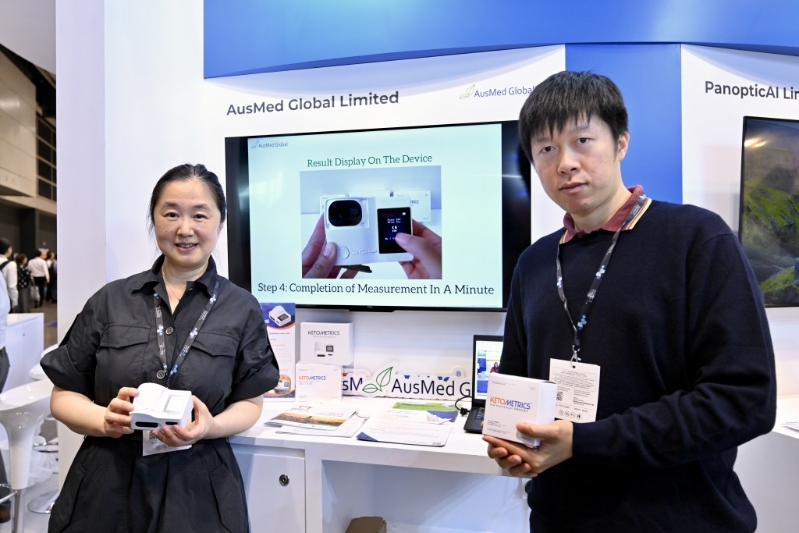 澳科环球有限公司展出手持式呼吸酮分析仪，运用光子传感技术，让用户只需呼一口气，即可在三分钟内测量气酮浓度。