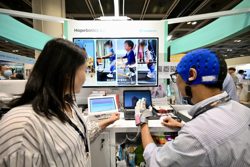 乐希机械人有限公司研发的复康手，使用脑电传感器捕捉大脑信号，让中风人士通过意念直接控制机械手，实现自主康复训练。