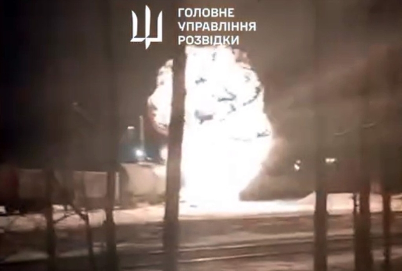 乌克兰的无人机攻击俄罗斯燃料列车,军情局表示,这样的攻击可以削弱俄罗斯对占领区的控制力。 乌克兰的无人机攻击俄罗斯燃料列车,军情局表示,这样的攻击可以削弱俄罗斯对占领区的控制力。