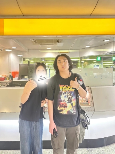 吴费曼日前遭女粉丝成功捕获，目测起码瘦了20磅。