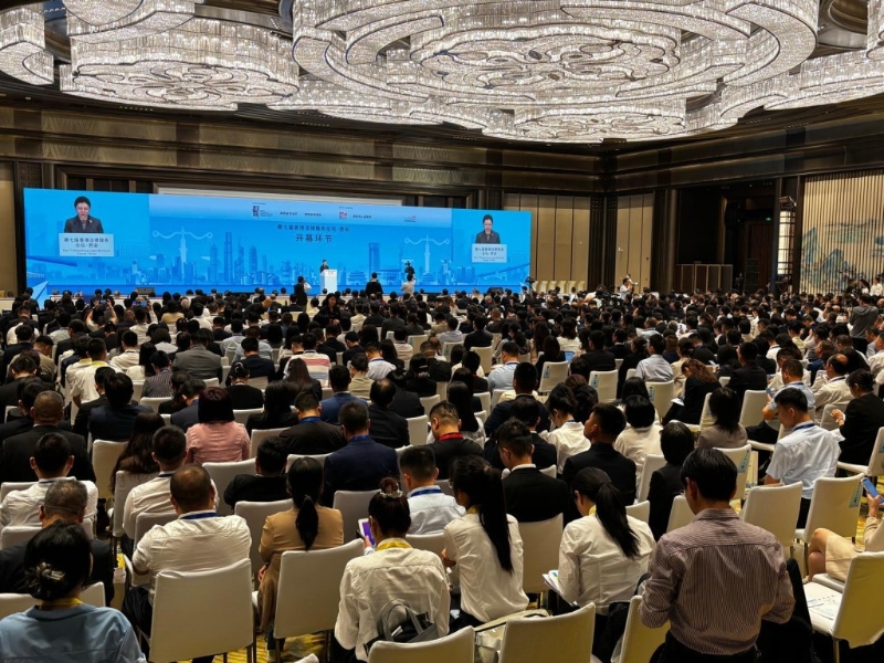 逾八百位来自内地及香港的法律协会、仲裁机构、企业代表等出席论坛
