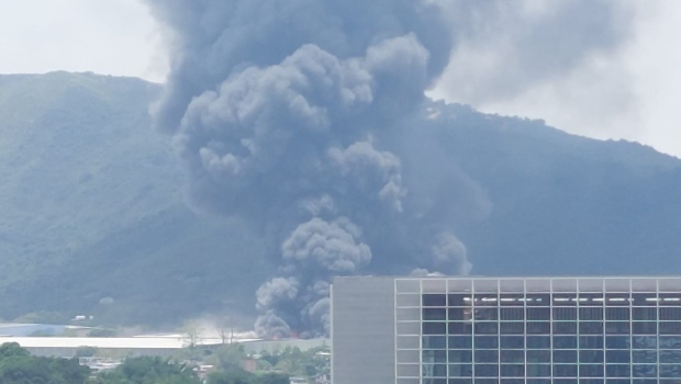 浓烟席卷半空。