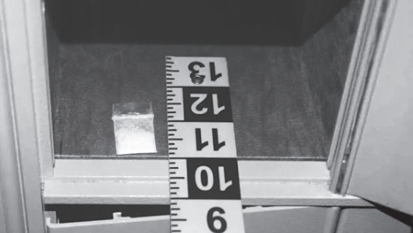 图为2023年在白宫西翼附近大厅发现的可卡因