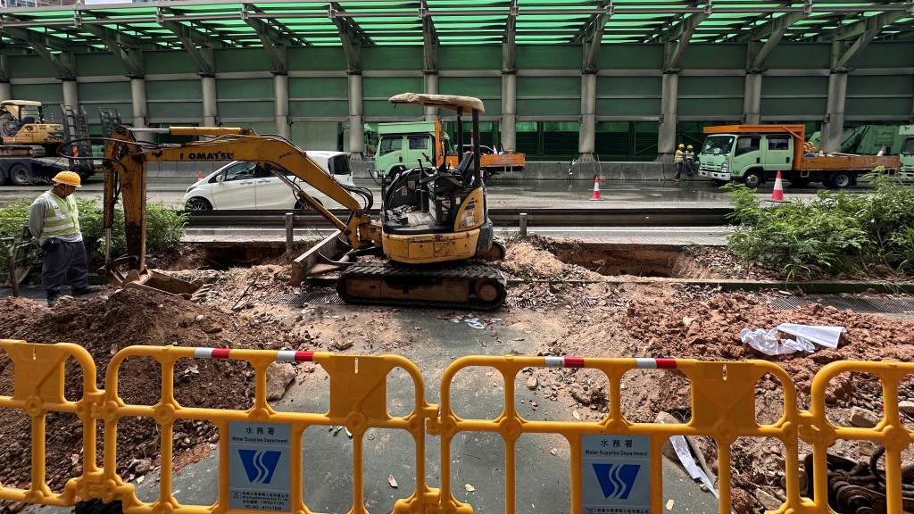 水务署早前提到,涉事水管漏点在屯门公路慢线下。 水务署早前提到,涉事水管漏点在屯门公路慢线下。