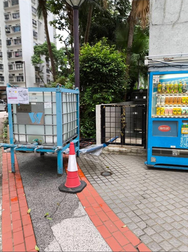 水车抵达受影响屋苑。 水车抵达受影响屋苑。