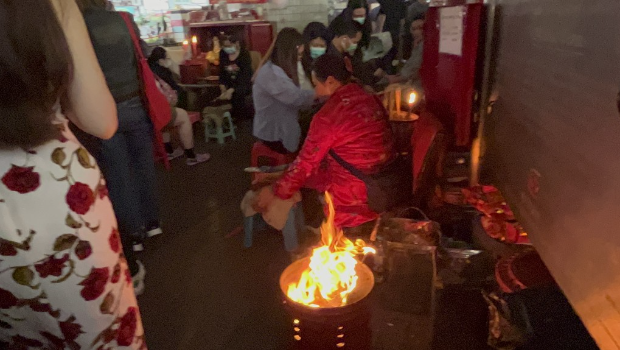 每年的惊蛰，“鹅颈桥”桥底均有进行“打小人”及“祭白虎”传统习俗