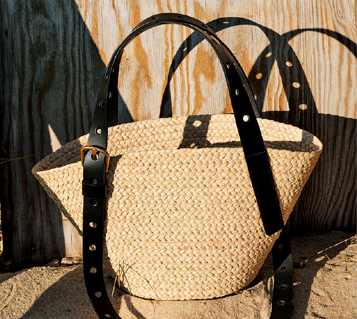 Loewe的Paula's Ibiza系列酒椰叶Punch Hole织篮缀以皮带装饰。