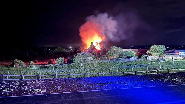 农舍起火现场图