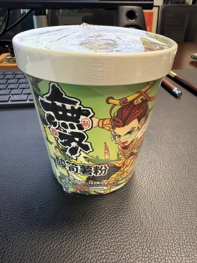 事件始于黄杰龙在办公室内试吃这款“无双酸笋薯粉”，他形容，产品一开封即散发出“生物武器级别嗰种臭”。