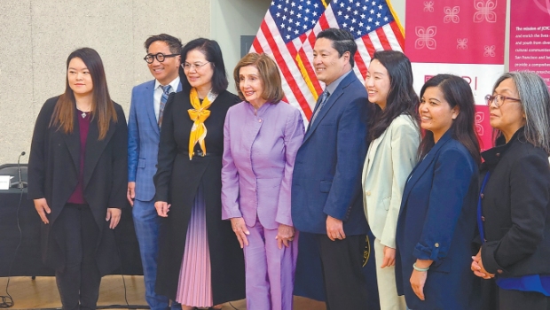 参与圆桌会议的亚太裔社区组织与佩洛西合影。