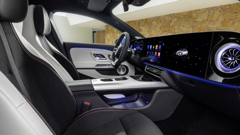 全新奔驰Mercedes-Benz CLA电动车配有10.25吋数码表板、14吋中控触屏及14吋副驾席屏幕(选配项目)，三个屏幕可组合而成Superscreen。