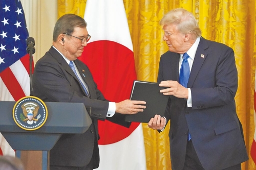 美国总统特朗普23日主动致电日本首相石破茂。 日媒报道，消息人士透露，两人预计在美日第4轮关税谈判登场之前再次通话。 美联社