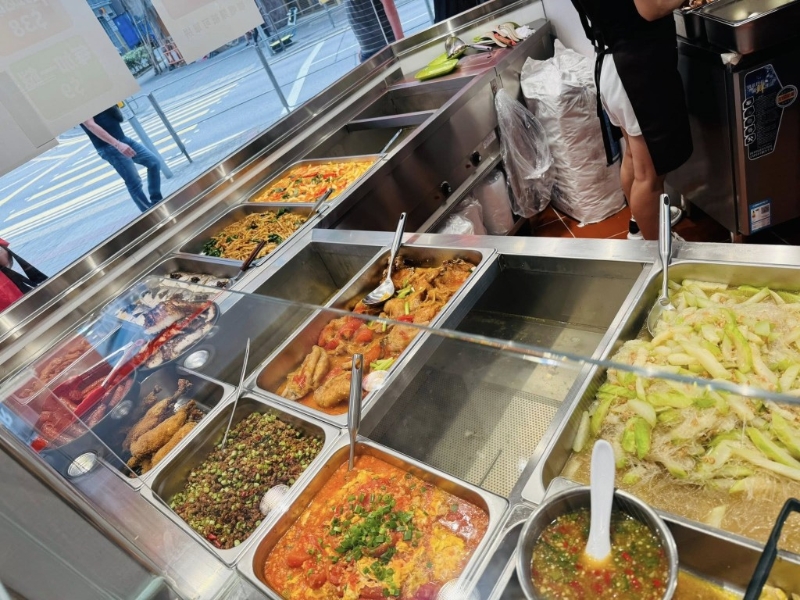 近年来,“两餸饭”逐渐成为香港餐饮市场的热门选择(香港两餸饭关注组) 近年来,“两餸饭”逐渐成为香港餐饮市场的热门选择(香港两餸饭关注组)