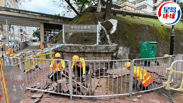 工人在场抢修。 工人在场抢修。