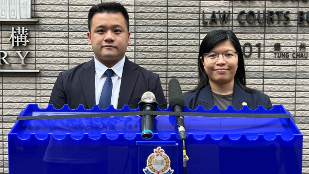 陈韦晴（左）和申文燕 。