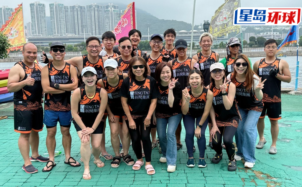 星岛龙舟队与教练财哥及财嫂合照.jpg