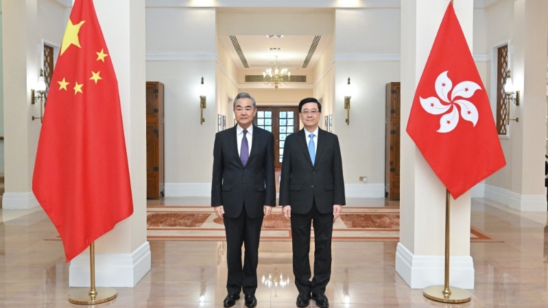 李家超（右）今日在礼宾府与中共中央政治局委员、外交部长王毅（左）会面。 政府新闻处.jpg