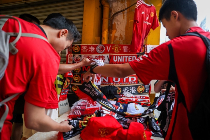 球迷购买曼联周边商品。