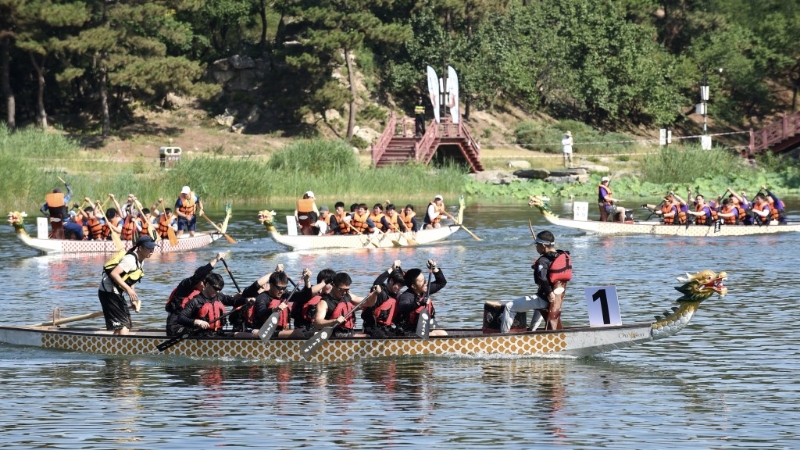 北京圆明园九州景区的后湖进行龙舟竞渡展演。 北京圆明园九州景区的后湖进行龙舟竞渡展演。