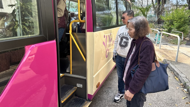 阿德每日接载长者来回居所及长者日间护理中心。 阿德每日接载长者来回居所及长者日间护理中心。