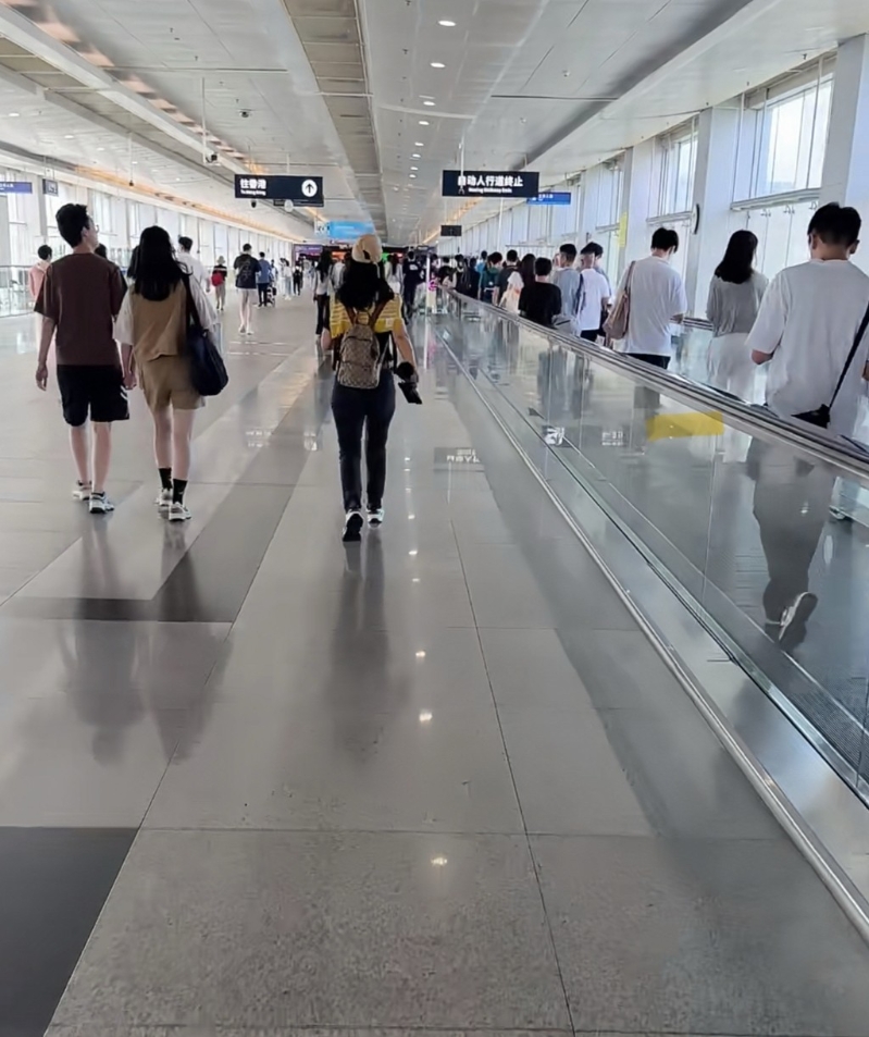 有网友在福田口岸直击人流。