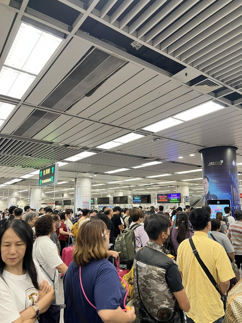 有网民分享今早8时30分深圳湾口岸往深圳方向过关已出现排队人潮。