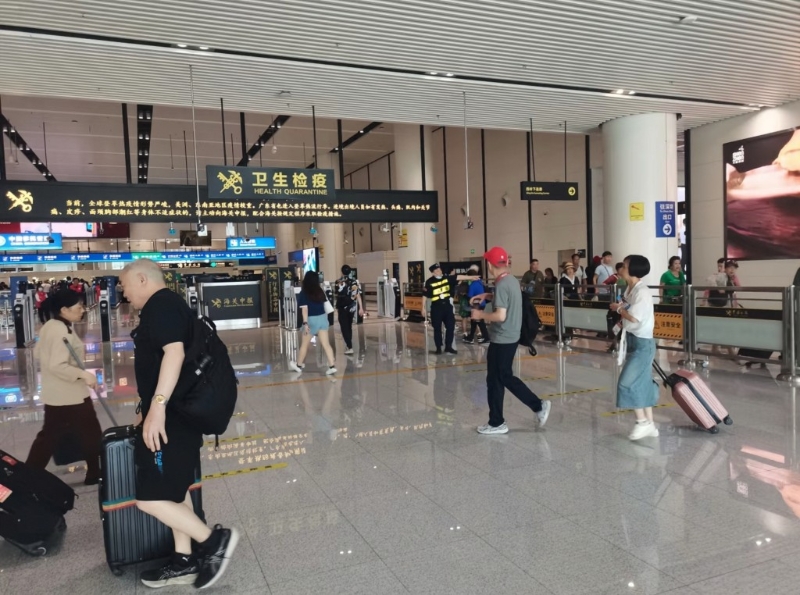 网民分享莲塘口岸人流情况。