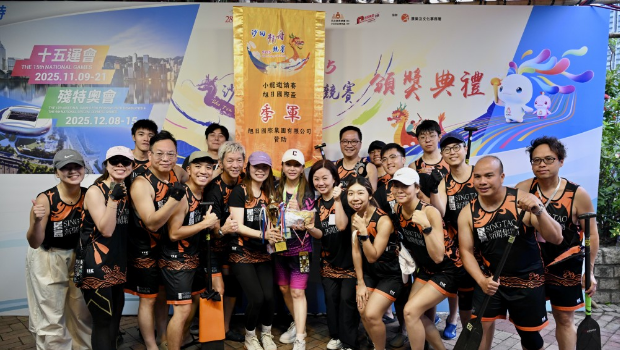 星岛龙舟队在龙舟比赛中勇夺季军。