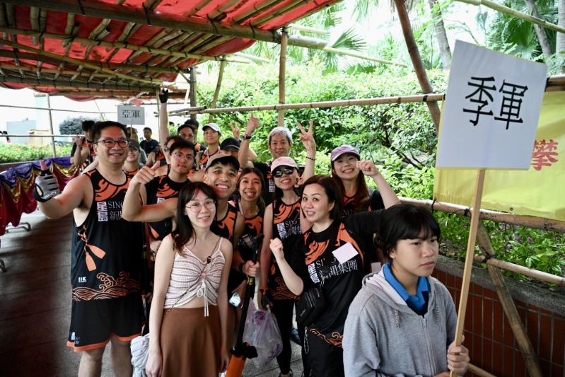 星岛龙舟队前往颁奖。