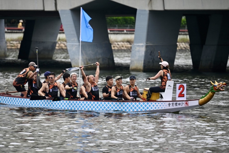 过终点时，健儿兴奋得举浆欢呼。