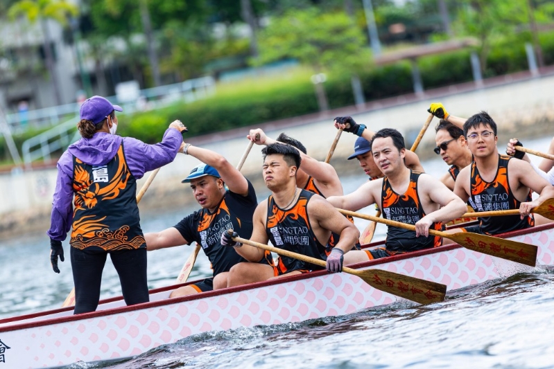 星岛龙舟队练习时已全力以赴，展现拼劲。