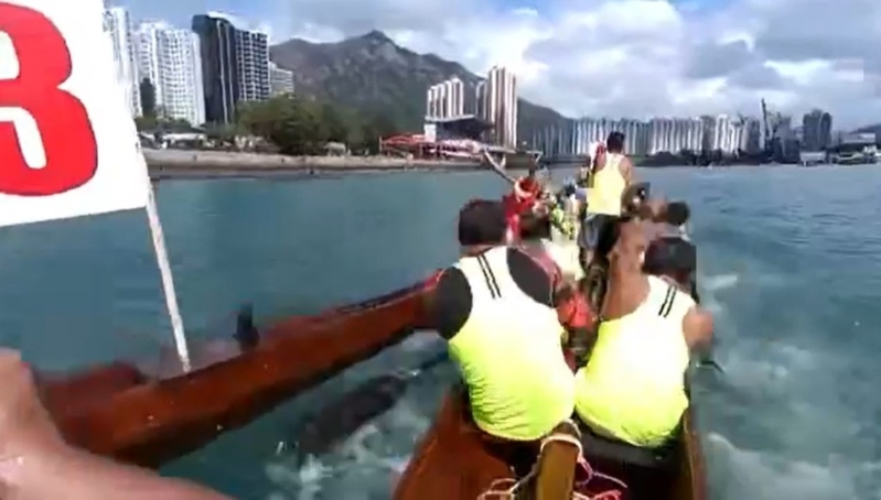 3号龙舟船头移向4号龙舟左边身。