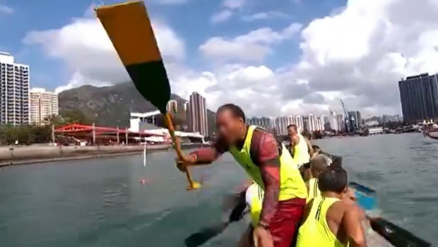 大叔又激动挥动划桨