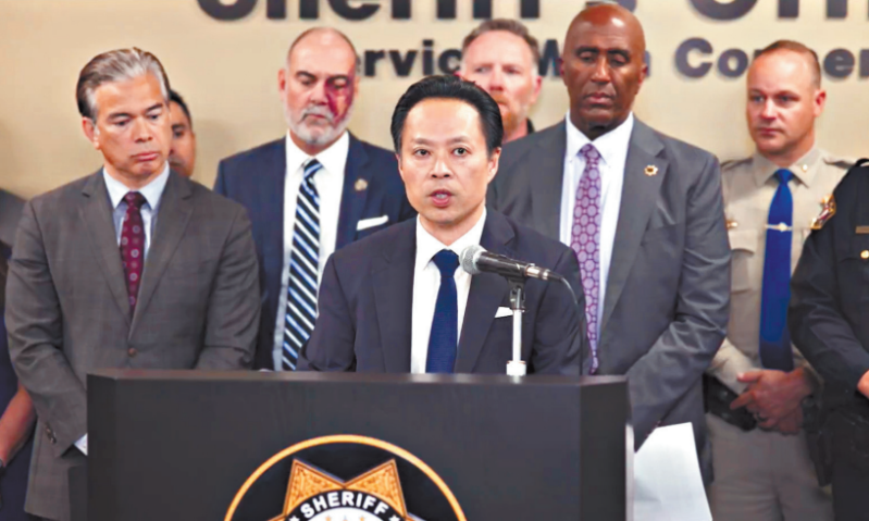 多个执法单位代表在沙加缅度开记者会，讨论打击芬太尼。